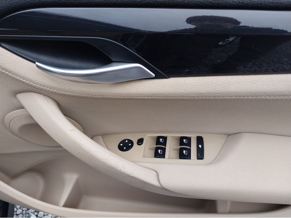 2011 BMW X1 - image 24