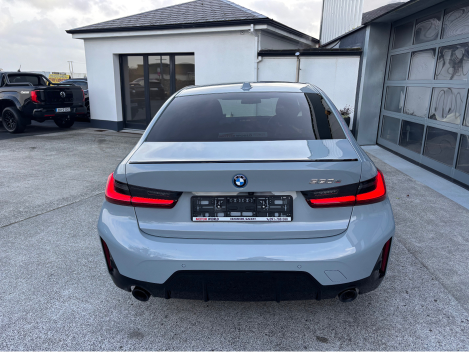 2025 BMW 3 Series - image 3