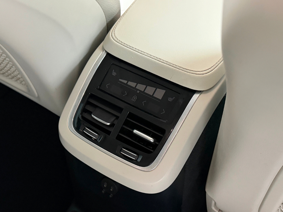 2022 Volvo XC90 CORE T8 RECHARGE AWD *7 SEATER* €49,990