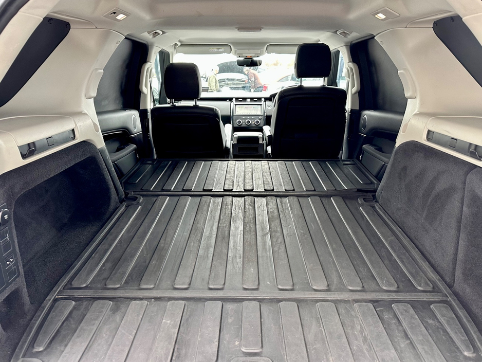 2019 Land Rover Discovery - image 16