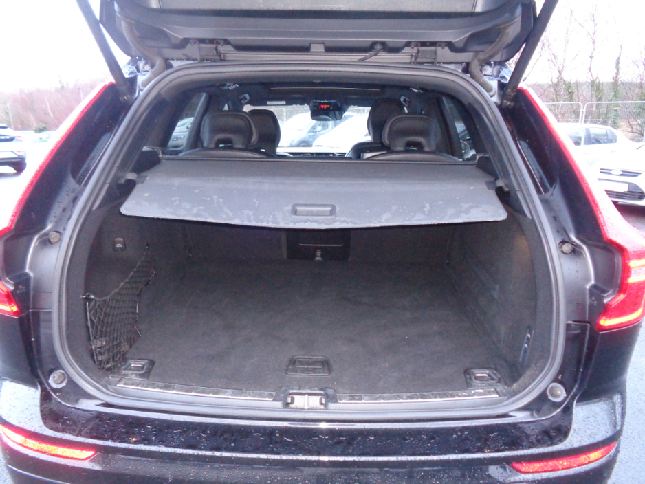 2018 Volvo XC60 - image 5