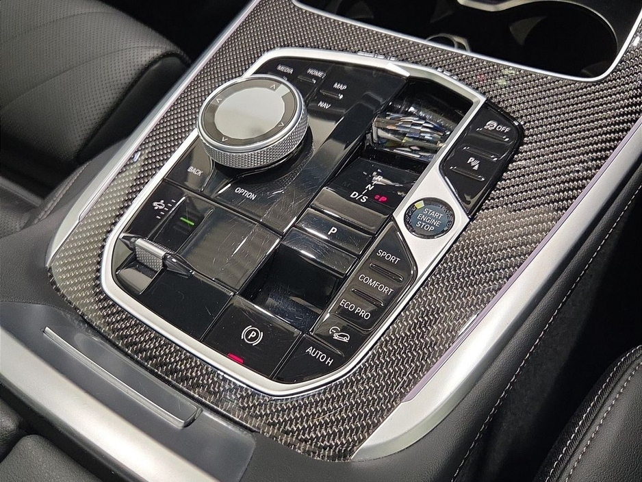 2023 BMW X7 - image 10