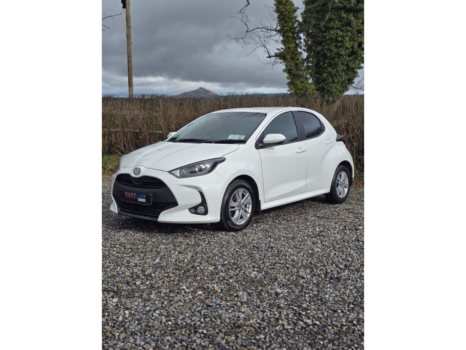 2022 Toyota Yaris - image 5