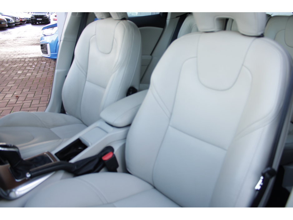 2019 Volvo V40 2.0D4 INSCRIPTION 5DR HATCHBACK AUTO HUGE SPEC  // 1 OWNER CAR // AS NEW CONDITION THROUGHOUT // BUY WITH CONFIDENCE AA AND SIMI APPROVED DEALER 2026 // FINANCE ARRANGED // €19,950