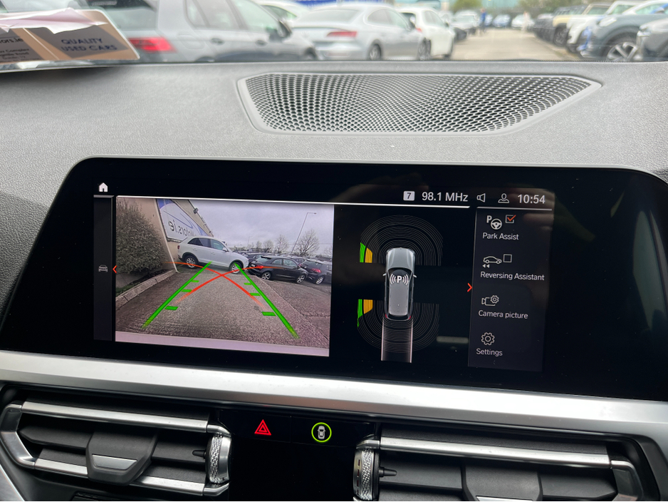 2021 BMW 3 Series - image 22