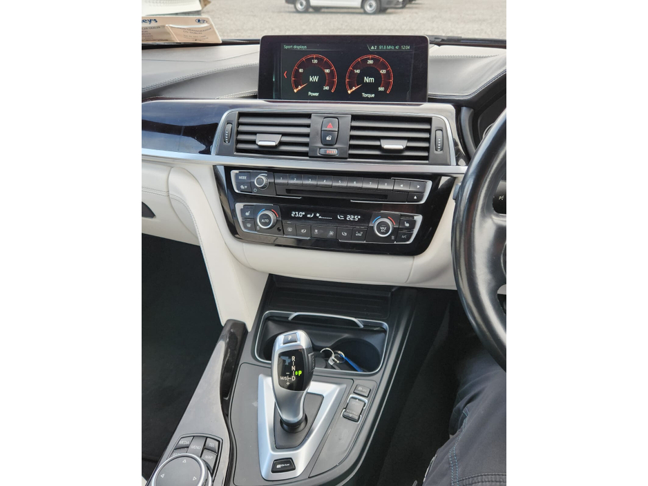 2017 BMW 3 Series 330e SE €17,950