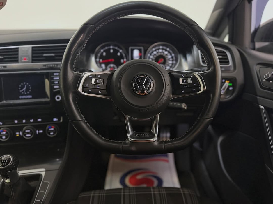 2015 Volkswagen Golf - image 11