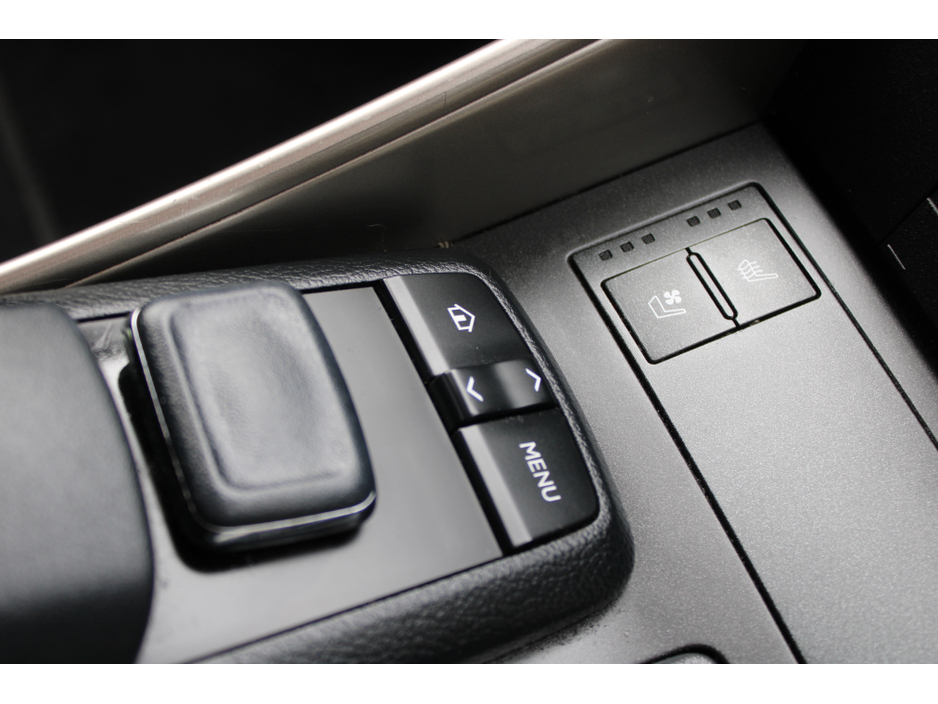 2015 Lexus IS 300 h - image 15