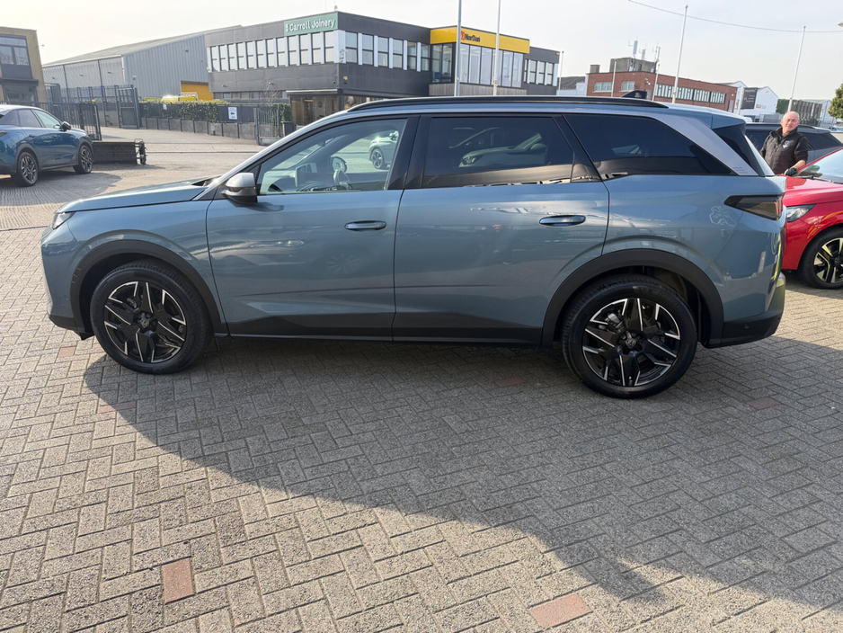 2025 Peugeot 5008 - image 7