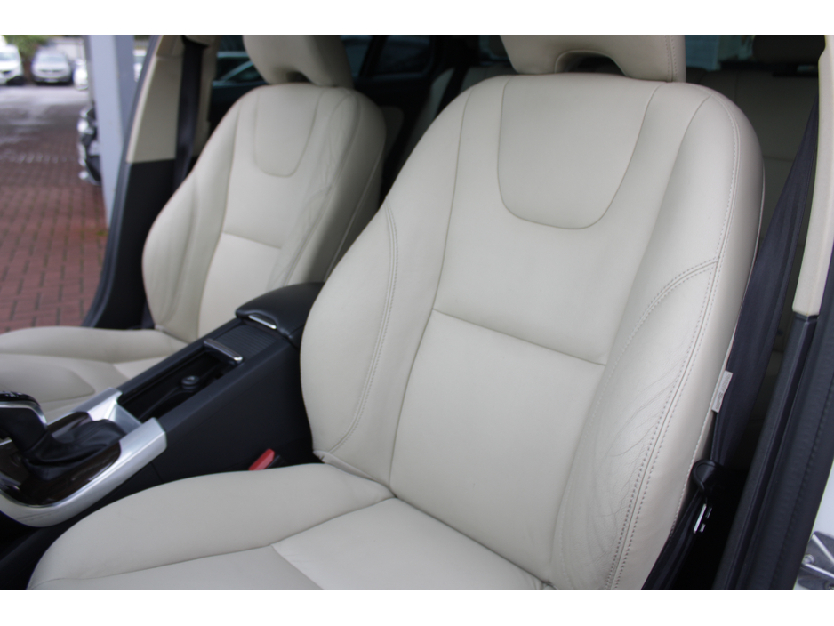 2017 Volvo V60 - image 22