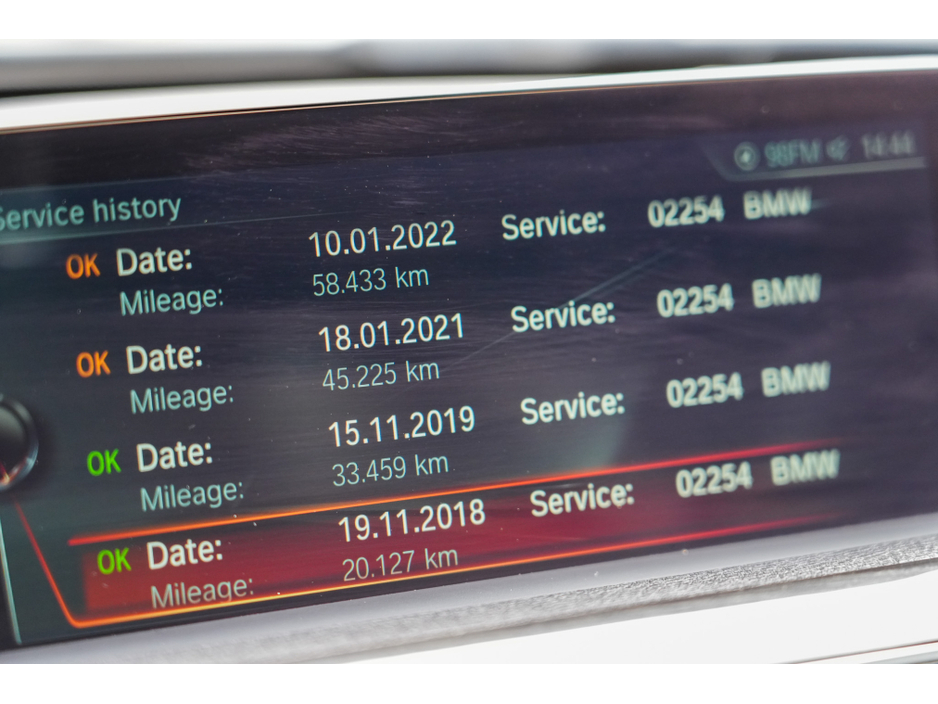 2017 BMW 3 Series - image 23