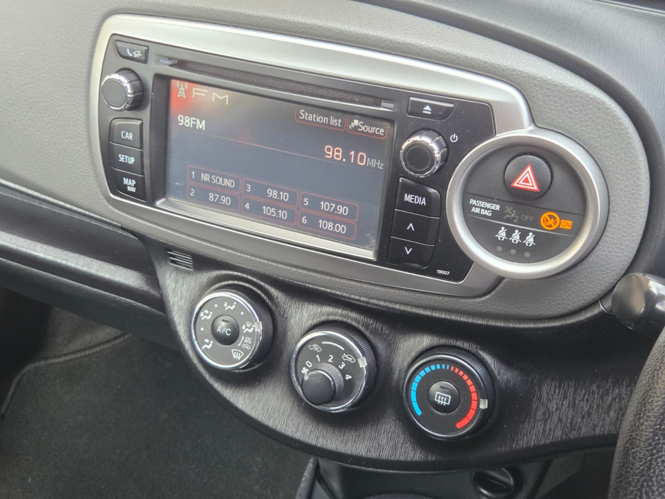 2013 Toyota Yaris - image 27