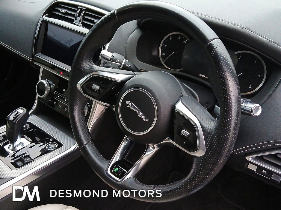 2019 Jaguar XE - image 13