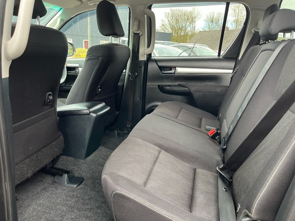 2025 Toyota Hilux - image 7