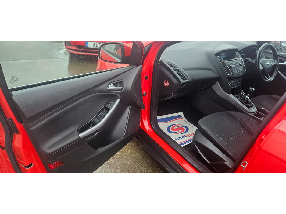 2015 Ford Focus - image 22