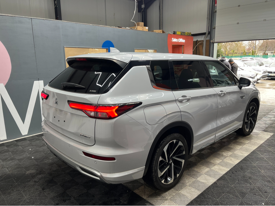 2024 Mitsubishi Outlander - image 2