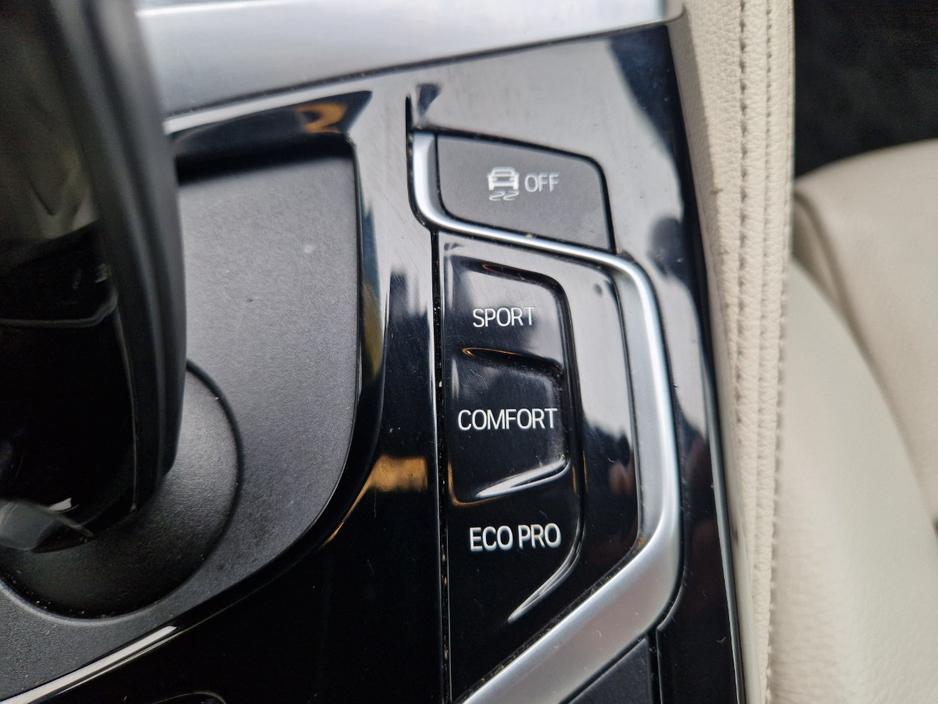 2018 BMW 5 Series - image 42