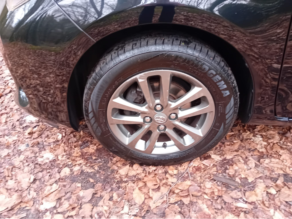 2016 Toyota Yaris - image 20