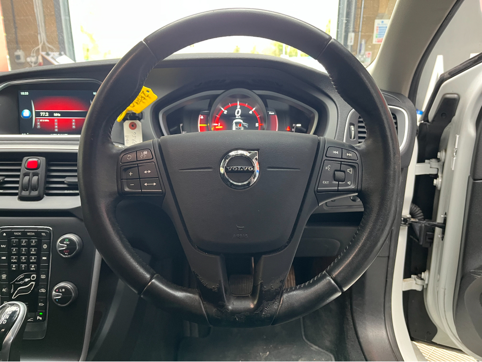 2016 Volvo V40 - image 8