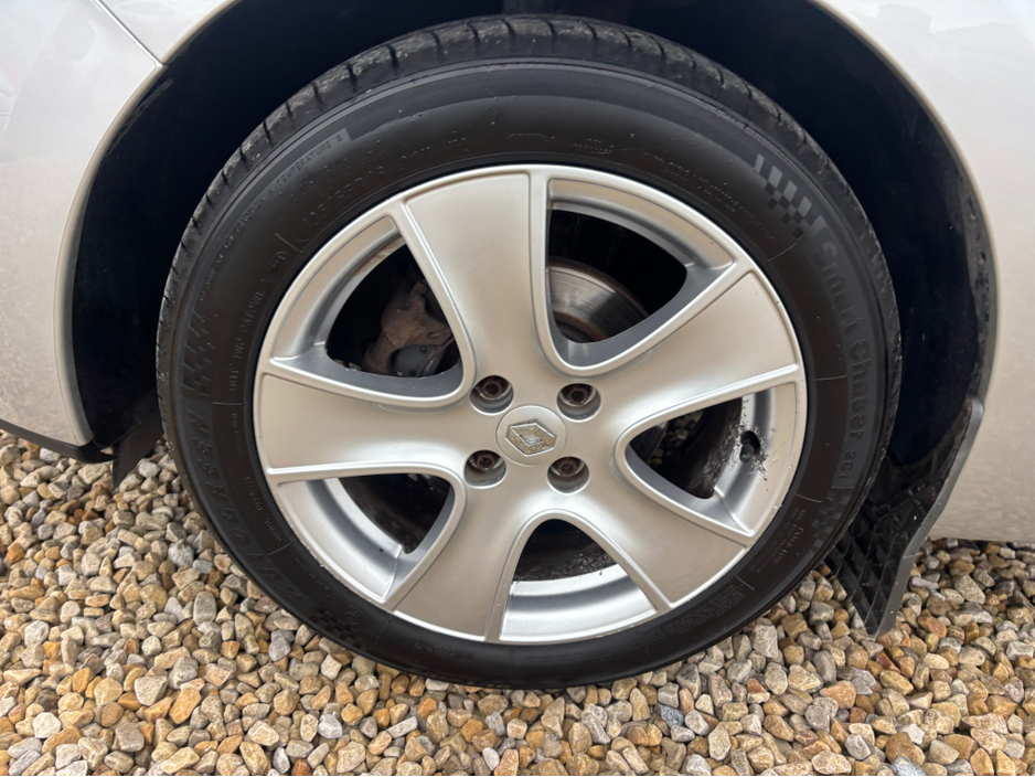 2015 Renault Clio - image 17