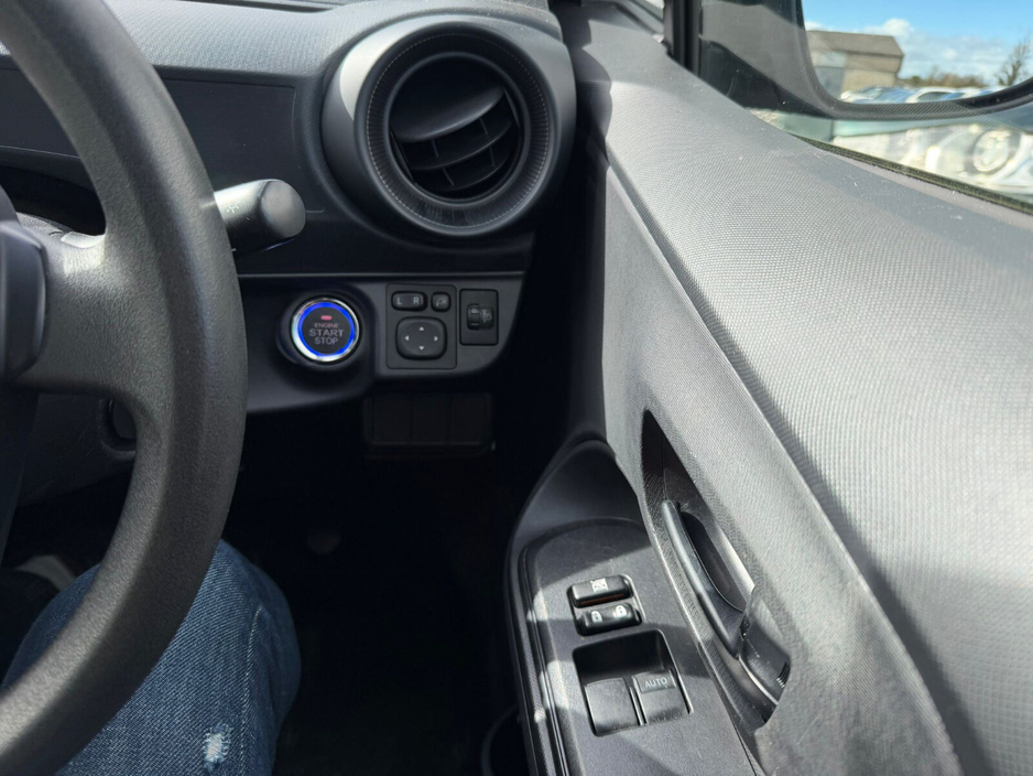 2019 Toyota Aqua - image 10