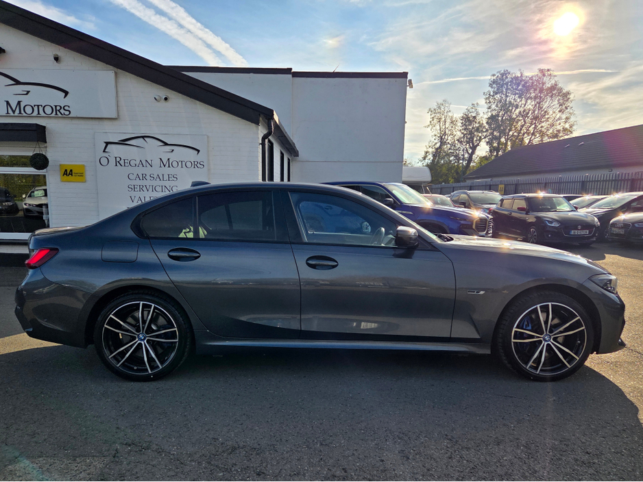 2021 BMW 3 Series - image 2