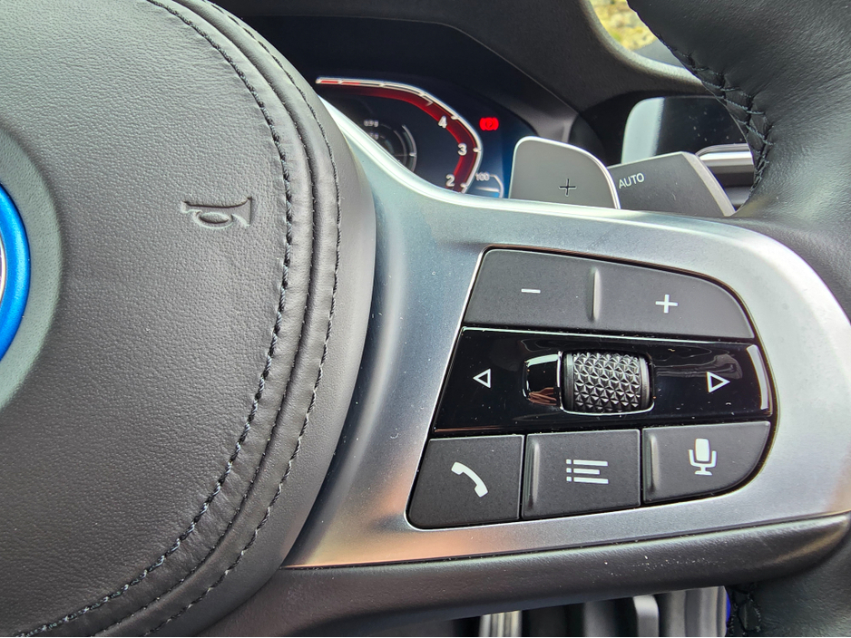 2021 BMW 3 Series - image 25
