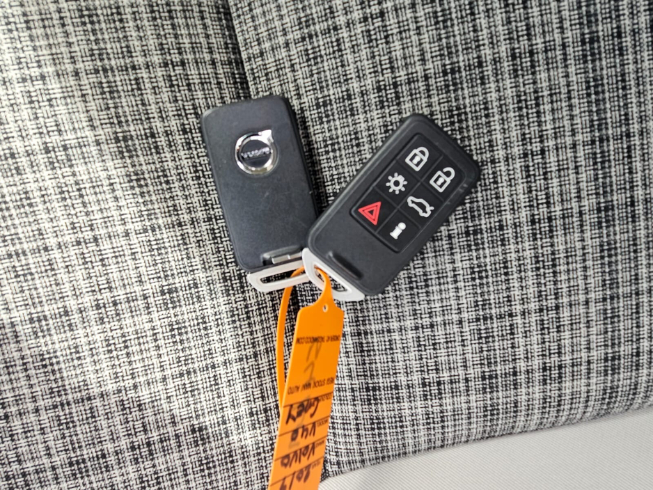 2019 Volvo V40 - image 34