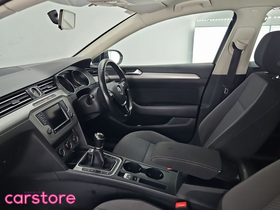 2017 Volkswagen Passat - image 12