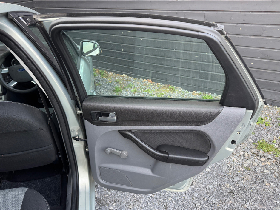 2010 Ford Focus - image 16