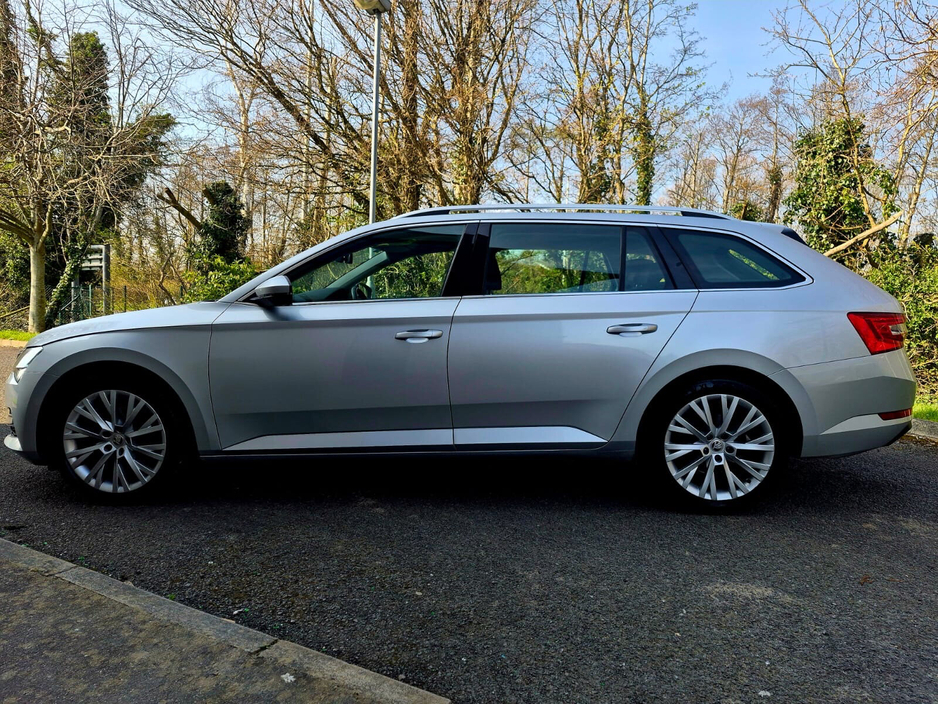 2022 Skoda Superb - image 2