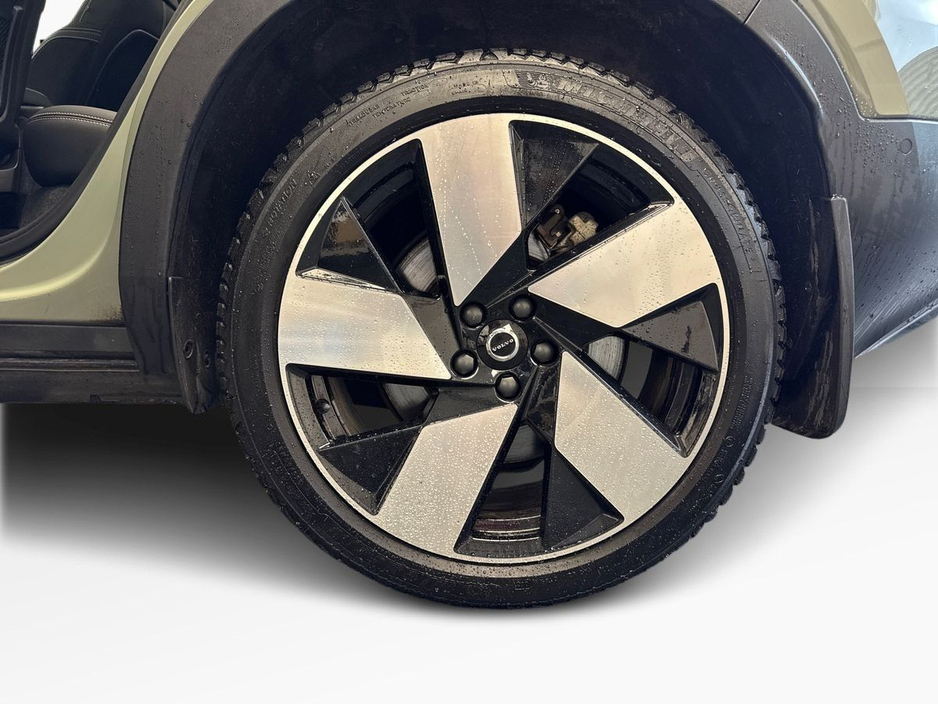 2024 Volvo XC40 - image 5