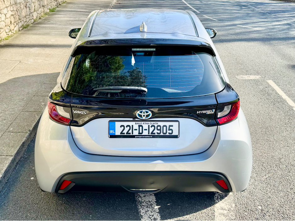 2022 Toyota Yaris - image 12