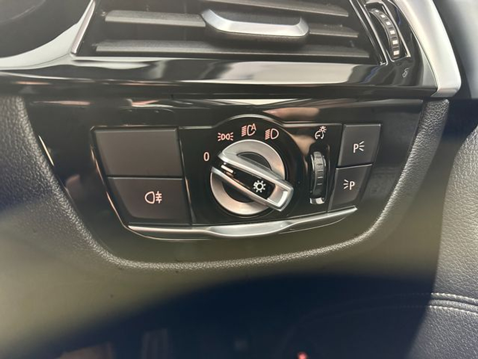 2020 BMW 5 Series - image 19