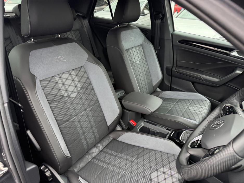 2024 Volkswagen T-Roc - image 10