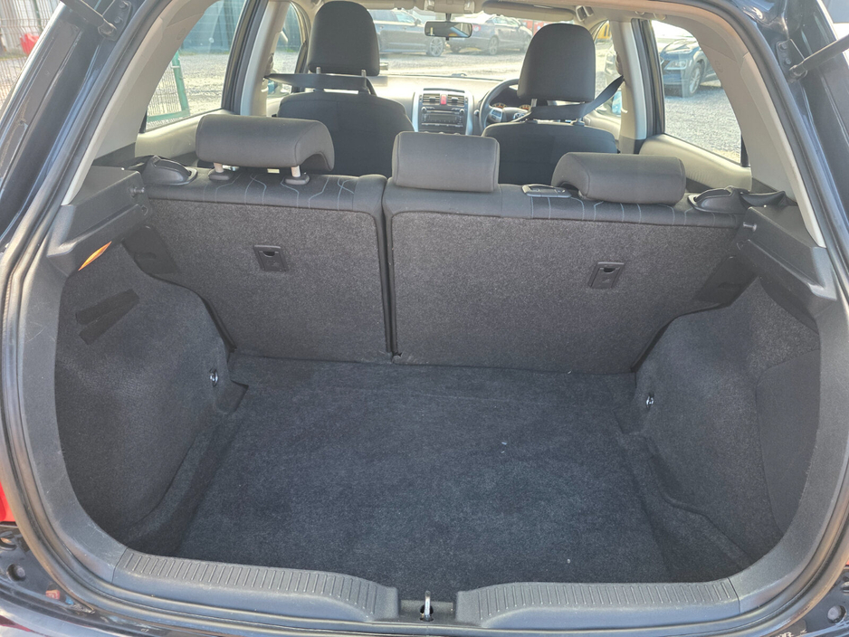 2011 Toyota Auris - image 6