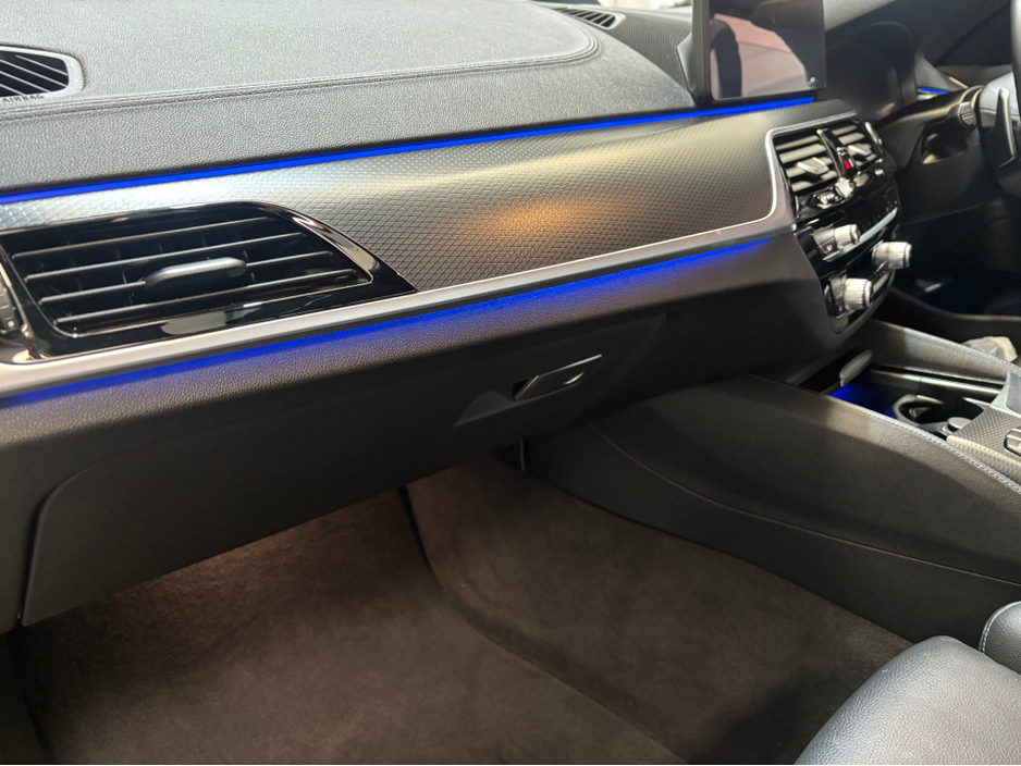 2021 BMW 5 Series - image 12