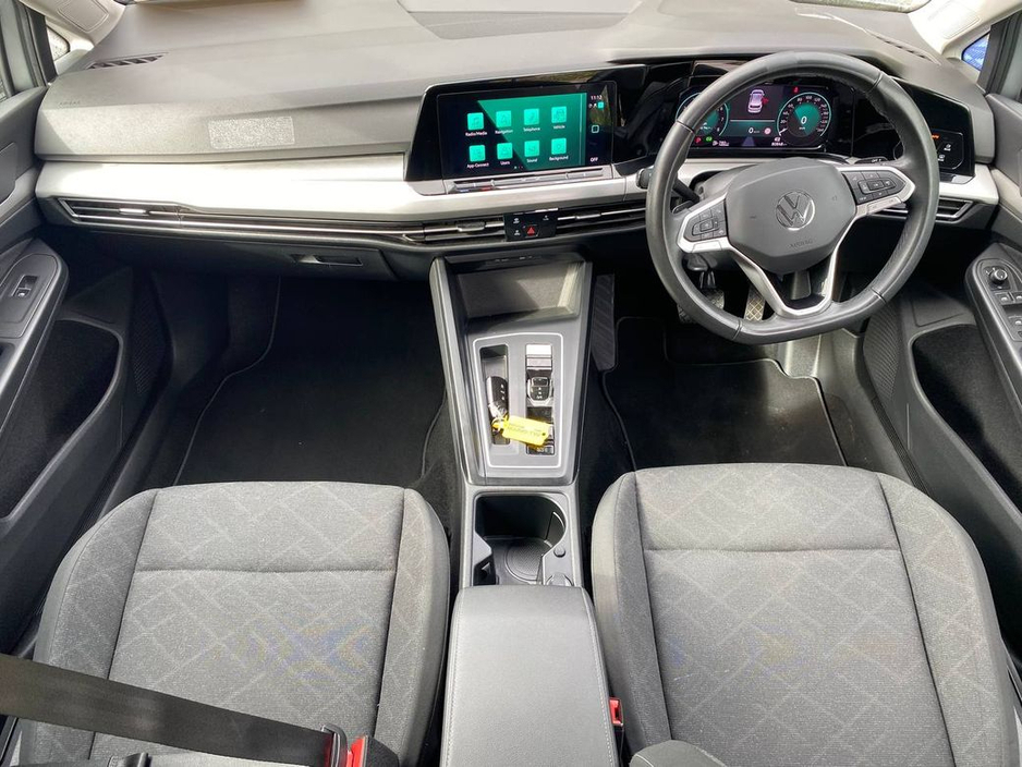 2023 Volkswagen Golf - image 10