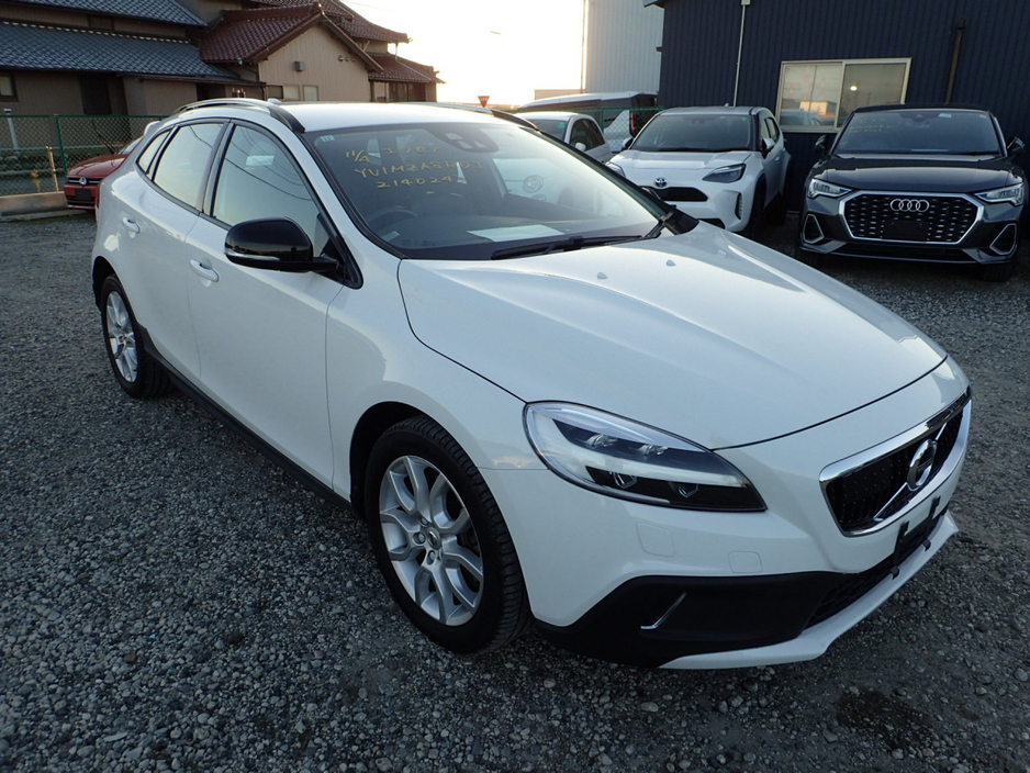 2017 Volvo V40 2.0 D4 CROSS COUNTRY SE LUXURY DIESEL 190 BHP AUTOMATIC // FULL LEATHER ELECTRIC SEATS // REVERSING CAMERA // CRUISE CONTROL // LANE ASSIST // FULL HARMAN KARDON SURROUND SOUND SYSTEM // TOP SPEC €16,950