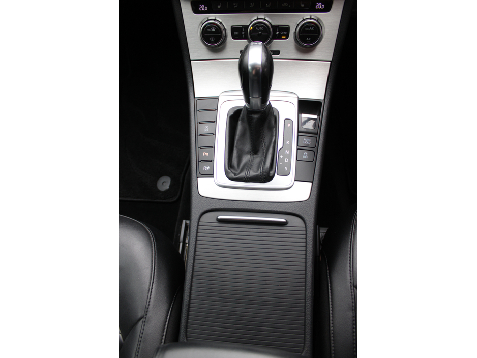 2014 Volkswagen Passat - image 14