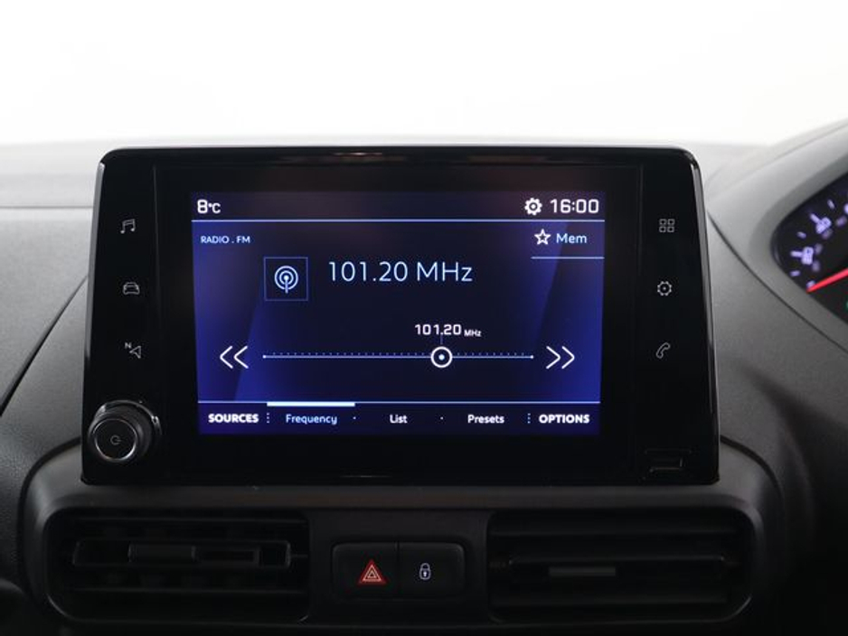 2022 Peugeot Partner - image 9