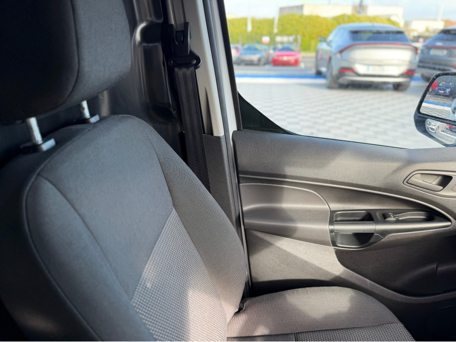 2018 Ford Transit Connect - image 24