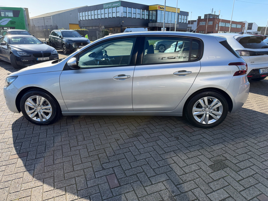 2017 Peugeot 308 - image 10