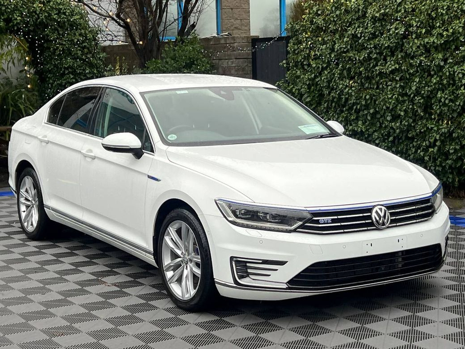 2017 Volkswagen Passat GTE 1.4 HYBRID // FULL SERVICE HISTORY // LEATHER HEATED SEATS // 18" ALLOYS // APPLE CARPLAY/ANDROID AUTO €18,900