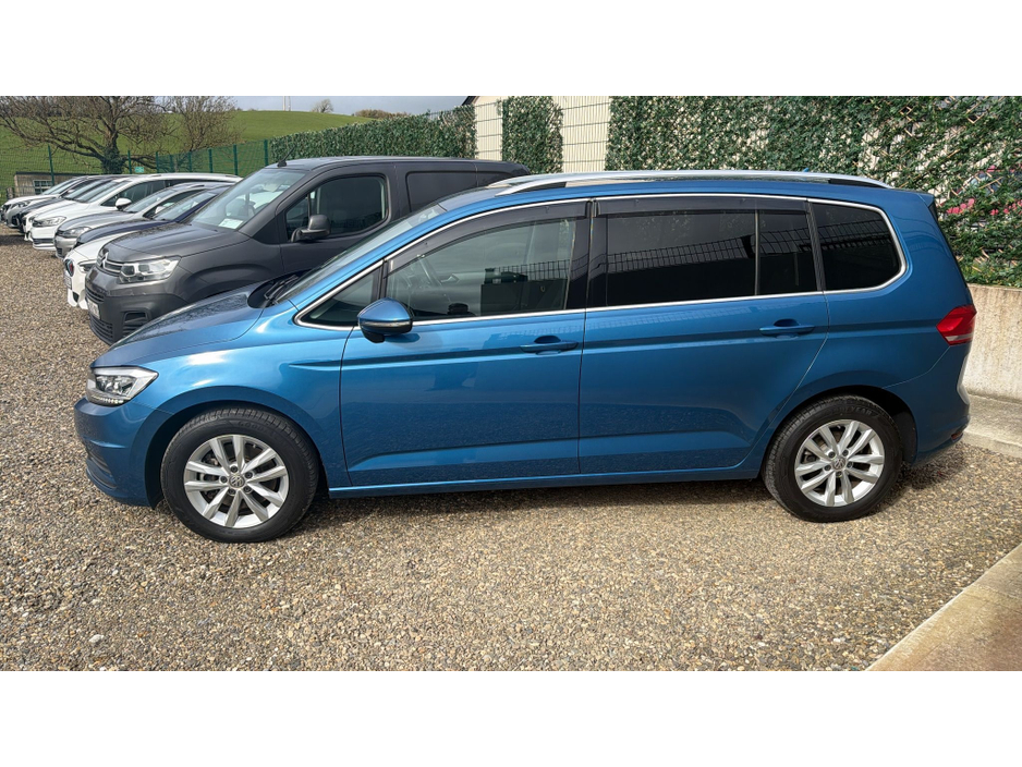 2019 Volkswagen Touran - image 2