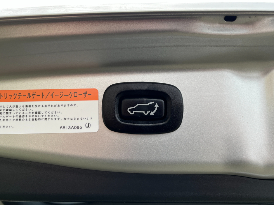 2020 Mitsubishi Outlander - image 9