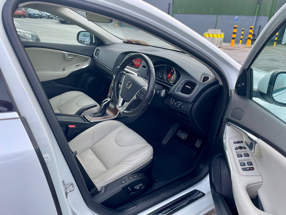 2017 Volvo V40 - image 14