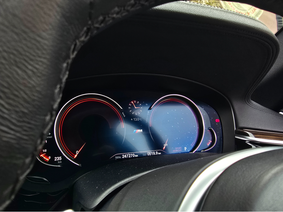 2017 BMW 5 Series - image 33