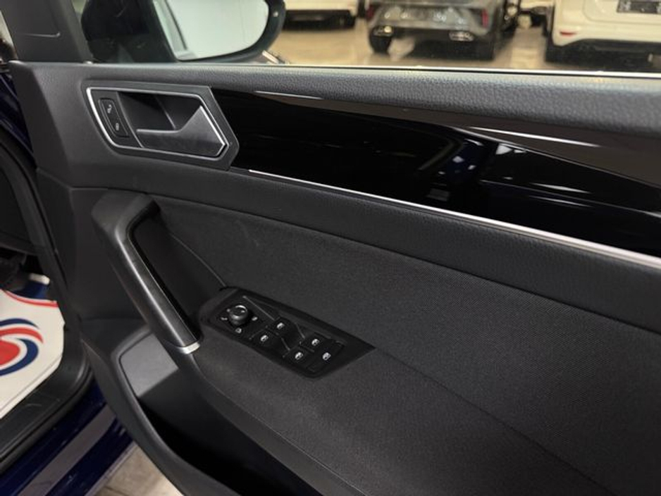 2021 Volkswagen Touran - image 12