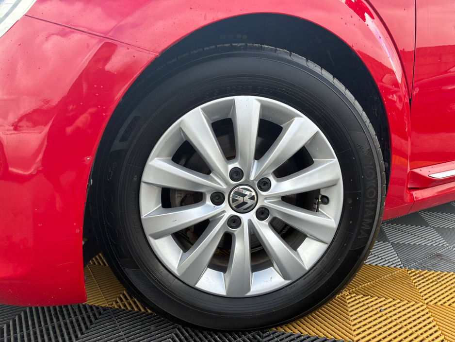 2013 Volkswagen Beetle - image 2